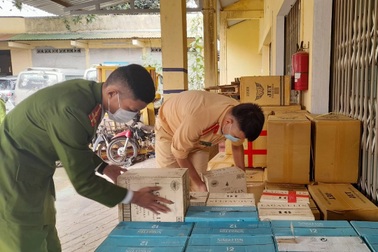 Bị truy đuổi khi chở hàng lậu, tài xế bung cửa bỏ trốn vào rừng