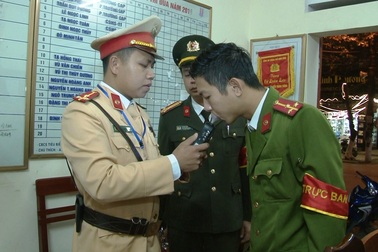 Đoàn kiểm tra nồng độ cồn đặc biệt của Công an Ninh Bình