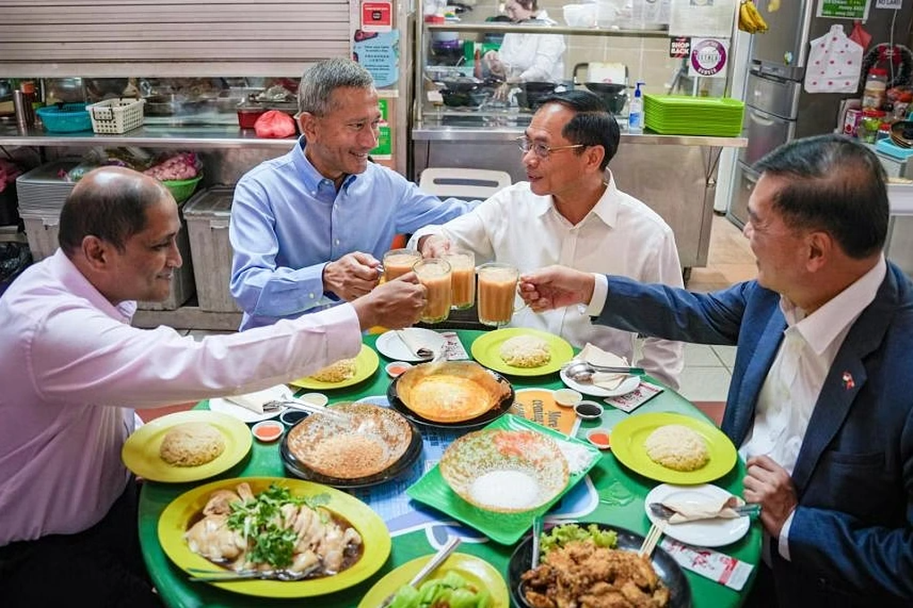 Bộ trưởng Ngoại giao Việt Nam, Singapore thưởng thức món ăn đường phố - 1