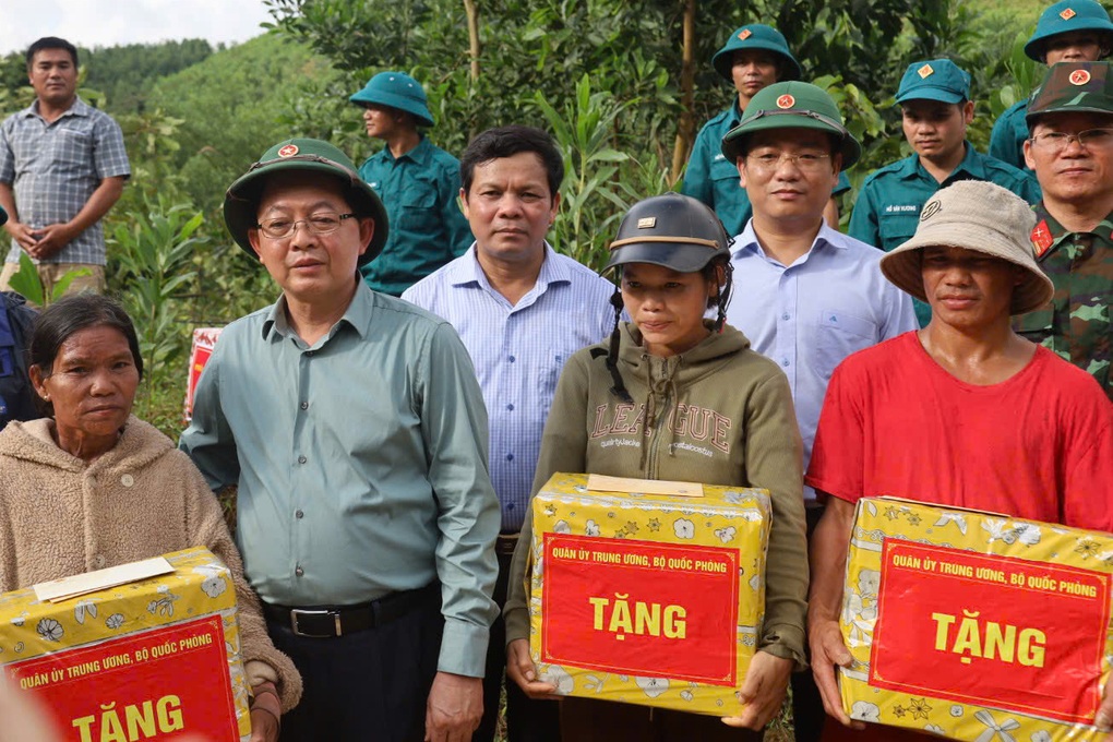 Hai Phó Thủ tướng thăm hỏi người dân vùng lũ và sạt lở ở miền Trung - 5 Hai Phó Thủ tướng thăm hỏi người dân vùng lũ và sạt lở ở miền Trung - 5