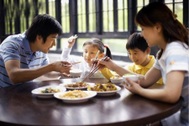 Những nguyên tắc "vàng" dạy trẻ bên bàn ăn