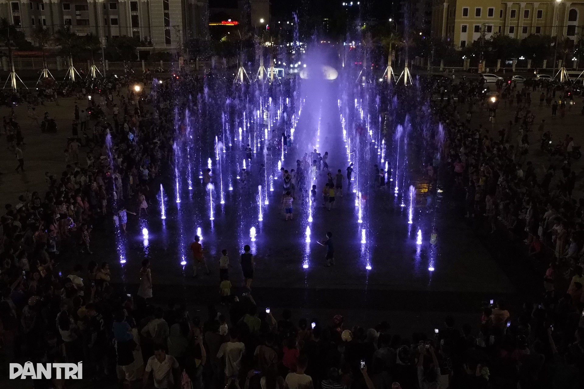 Sàn nhạc nước ngập âm thanh, ánh sáng bên bờ sông Hàn Đà Nẵng - 3 Sàn nhạc nước ngập âm thanh, ánh sáng bên bờ sông Hàn Đà Nẵng - 3