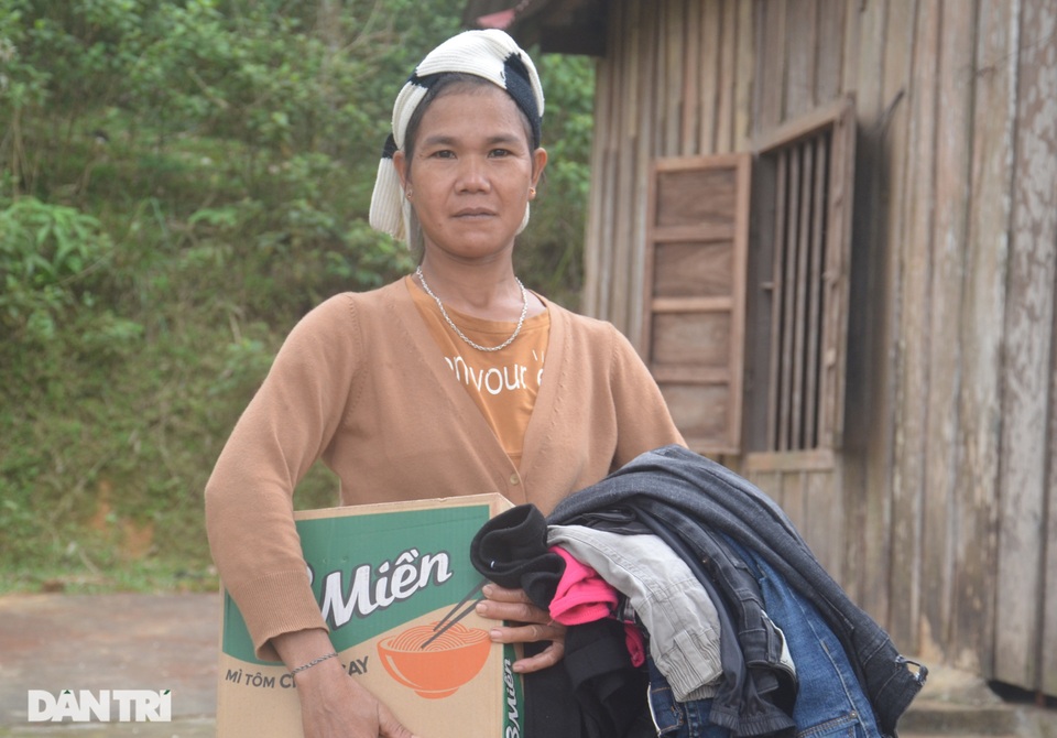 Độc đáo mô hình tiệm tạp hóa miễn phí giúp đồng bào dân tộc nơi biên giới - 8 Độc đáo mô hình tiệm tạp hóa miễn phí giúp đồng bào dân tộc nơi biên giới - 8