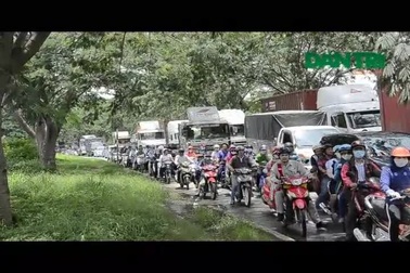 Kẹt xe hơn 5 giờ, tài xế ăn ngủ trên cabin