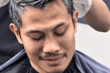 Video anh Tạ "Mưa đỏ" khóc khi cắt tóc hút 3 triệu view, lý do gây xúc động