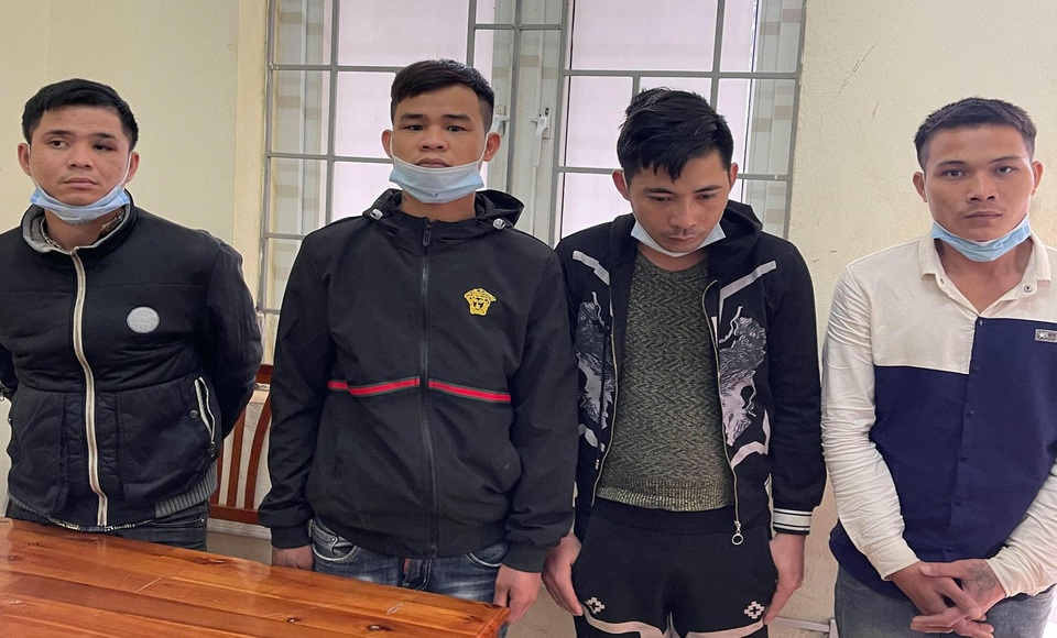 Mâu thuẫn, điều 10 đàn em mang dao, kiếm, mã tấu đến xử lý - 1 Mâu thuẫn, điều 10 đàn em mang dao, kiếm, mã tấu đến xử lý - 1