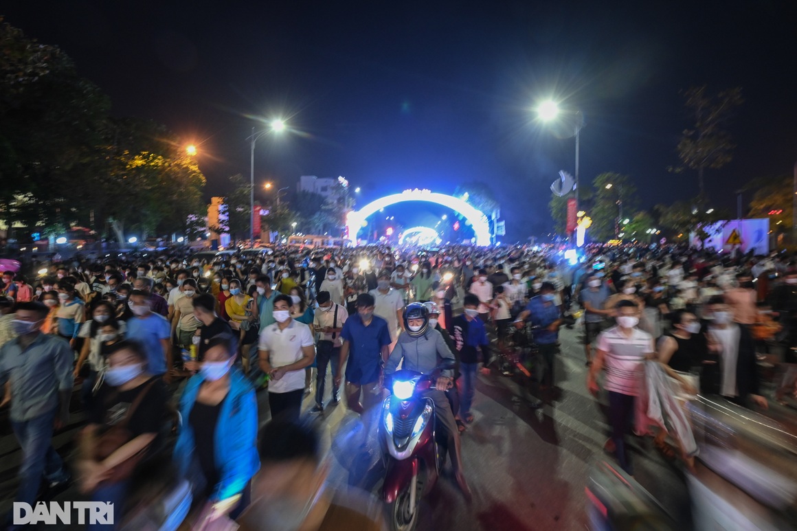 Biển người kẹt cứng, chôn chân tìm lối về sau lễ bắn pháo hoa dịp giỗ Tổ - 8 Biển người kẹt cứng, chôn chân tìm lối về sau lễ bắn pháo hoa dịp giỗ Tổ - 8