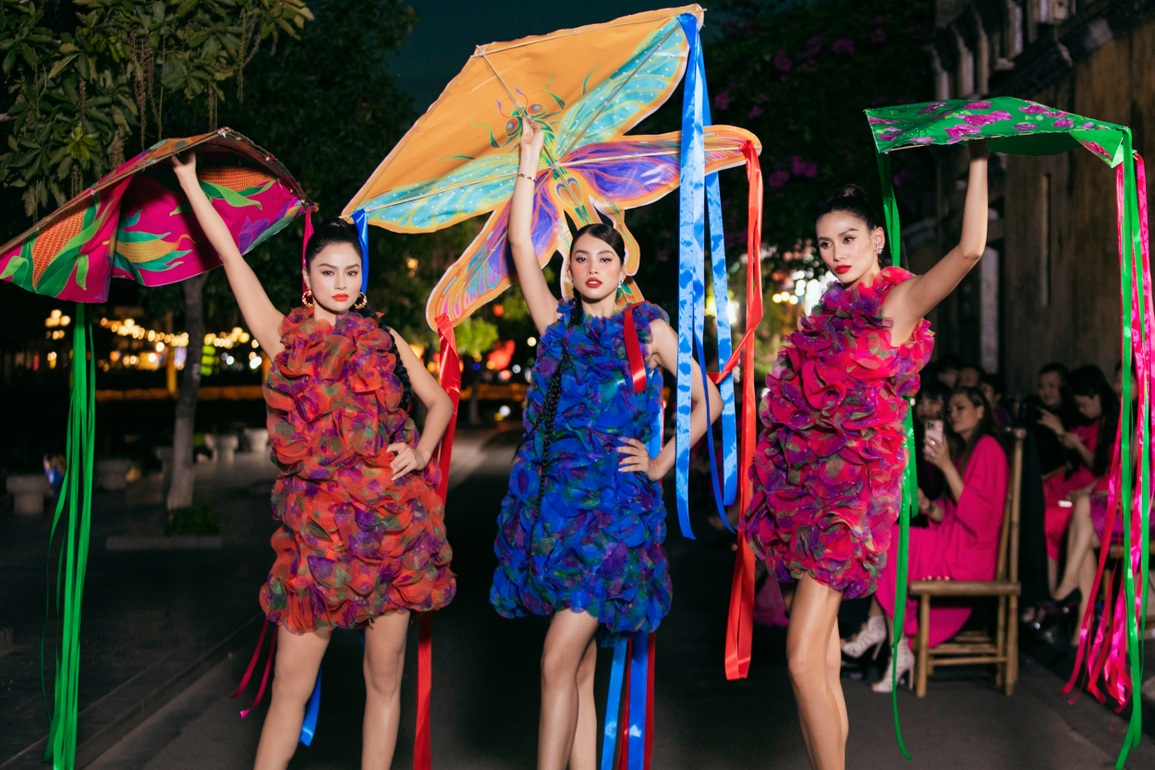 Danh ca Bảo Yến hát trên sông, Minh Tú cùng dàn mẫu lội nước catwalk - 13