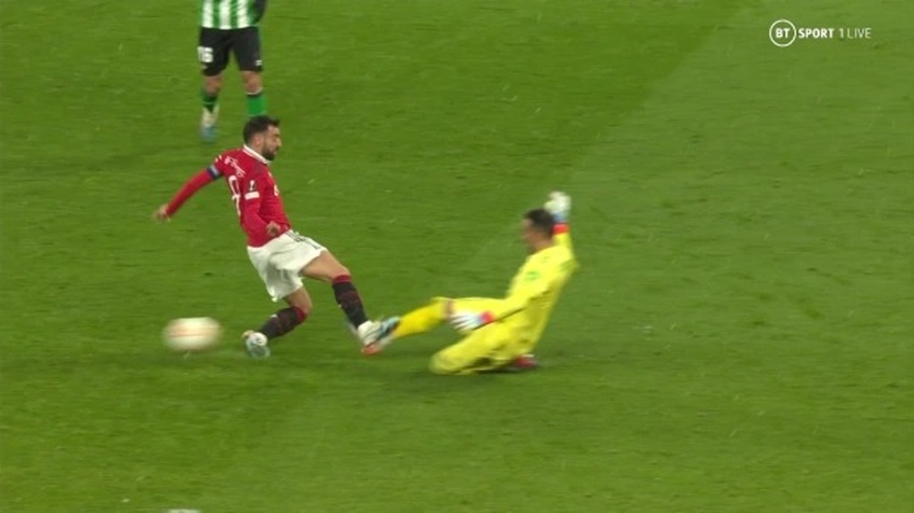 VAR bị chỉ trích khi Bruno Fernandes may mắn thoát thẻ đỏ - 2 VAR bị chỉ trích khi Bruno Fernandes may mắn thoát thẻ đỏ - 2