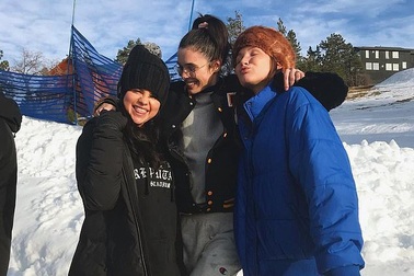 Bỏ qua Justin Bieber, Selena Gomez hạnh phúc bên gia đình và bạn bè