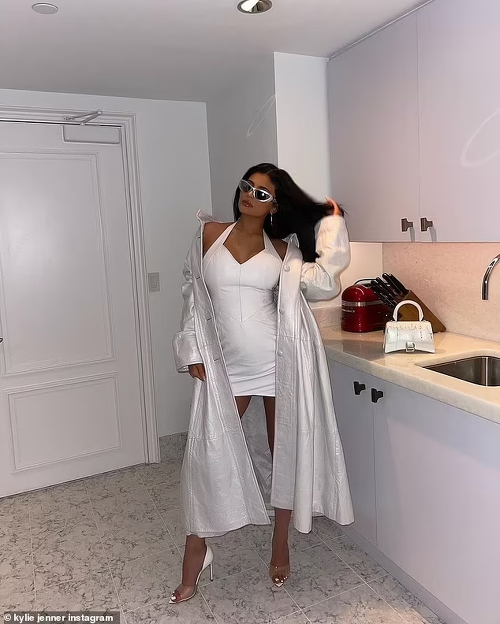 Kylie Jenner lộ bụng bầu tại tuần lễ thời trang New York - 4 Kylie Jenner lộ bụng bầu tại tuần lễ thời trang New York - 4