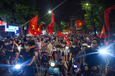 Đông nghẹt người đổ về Hồ Gươm ăn mừng U23 Việt Nam chiến thắng