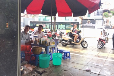 Chủ salon tóc đính chính gì sau clip "pha trà đá bằng nước rửa chân"?