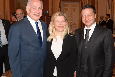 Hành động thả bánh mì gây tranh cãi của phu nhân Thủ tướng Israel khi thăm Ukraine