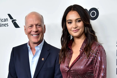 Vợ trẻ của Bruce Willis than thở khi một tay chăm cả chồng bệnh và con nhỏ