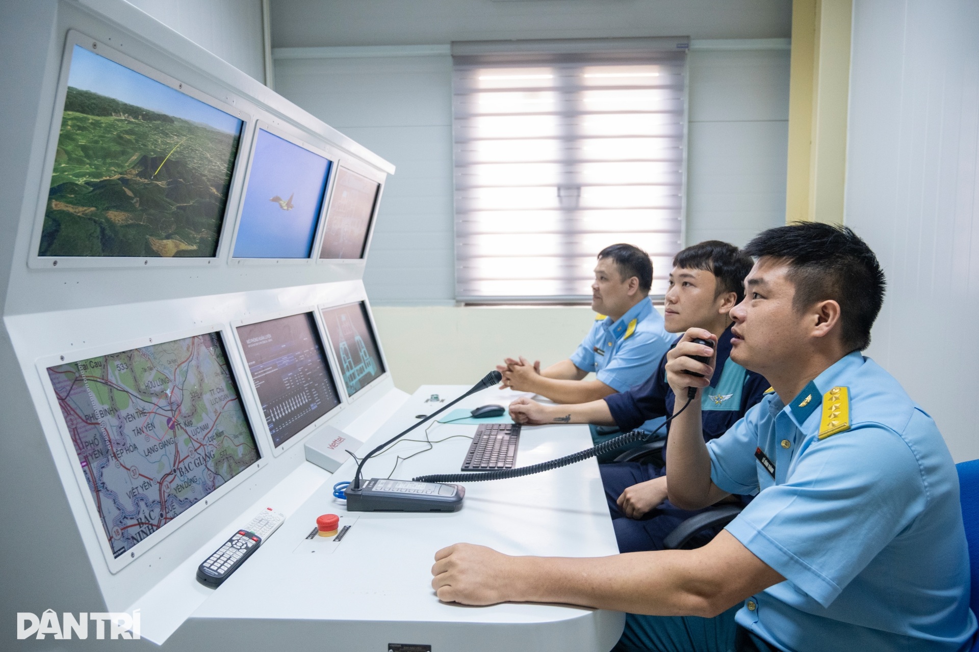 Bên trong buồng tập lái thực tế ảo tiêm kích Su-30MK2 do Việt Nam chế tạo - 8 Bên trong buồng tập lái thực tế ảo tiêm kích Su-30MK2 do Việt Nam chế tạo - 8