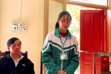 Trao quà cho em học sinh Lại Thị Bé mồ côi