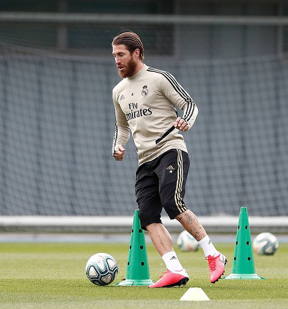 HLV Zidane đeo khẩu trang chỉ đạo cầu thủ Real Madrid - 3 HLV Zidane đeo khẩu trang chỉ đạo cầu thủ Real Madrid - 3
