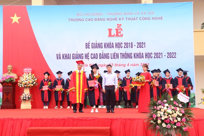 Trao Bằng tốt nghiệp cho 511 học sinh, sinh viên - Ảnh 3. Trao Bằng tốt nghiệp cho 511 học sinh, sinh viên - Ảnh 3.