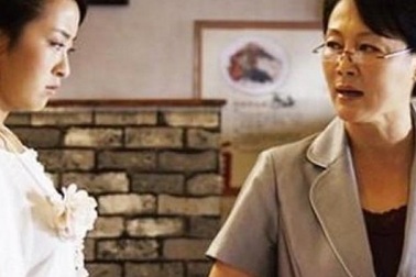 Lời nói đùa của mấy bà hàng xóm khiến mẹ chồng nghi ngờ tôi làm chuyện tày trời