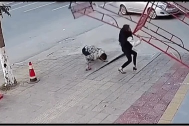 Cô gái không ngại nguy hiểm, giúp người gặp nạn trên đường