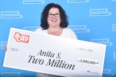Bất ngờ trúng 2 triệu USD khi mua tấm vé trong lúc đợi mua bánh