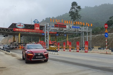 Sắp xử phạt xe không dán thẻ đi vào làn thu phí tự động không dừng