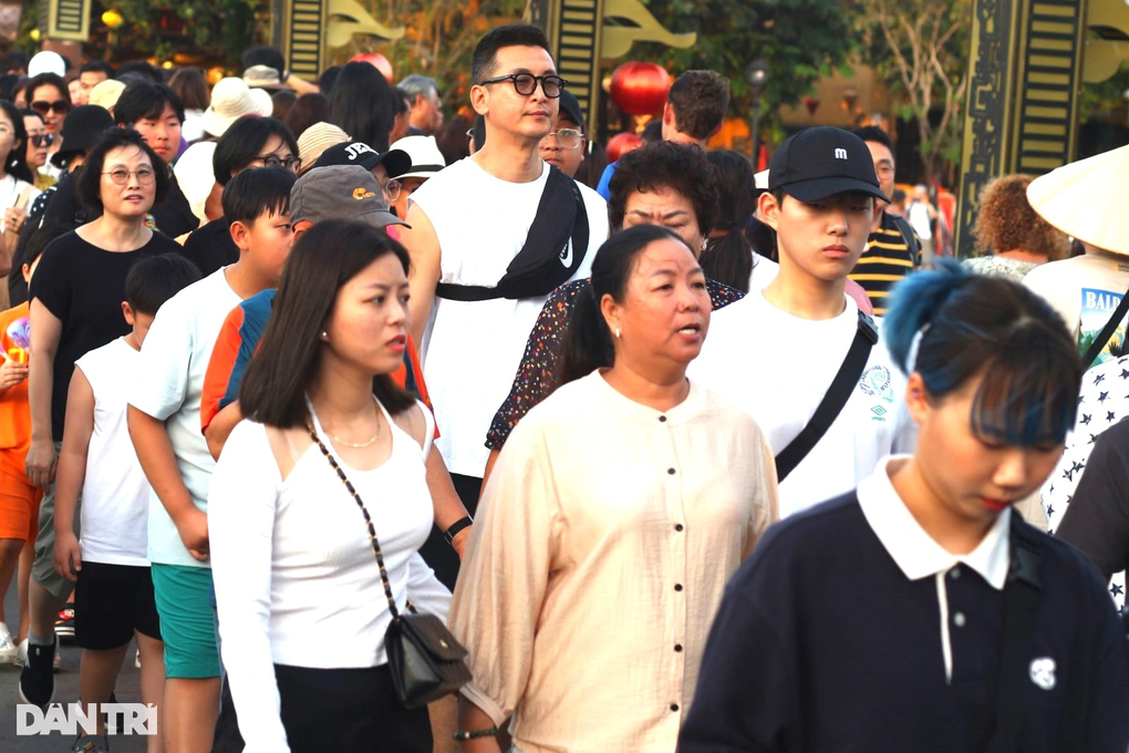 Du-khach-den-hoi-an-don-nam-moi-2024_congbinh 1 Du-khach-den-hoi-an-don-nam-moi-2024_congbinh 1