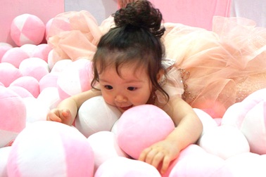 Bé Mộc Trà hiếu động trong lần đầu xuất hiện trước công chúng