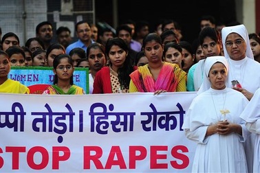 Bé gái Ấn Độ tử vong sau khi bị một kẻ hãm hiếp hai lần