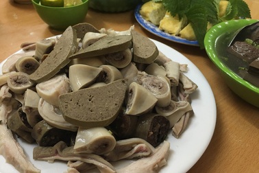 Tranh cãi đĩa lòng lợn giá nửa triệu đồng đắt hay rẻ