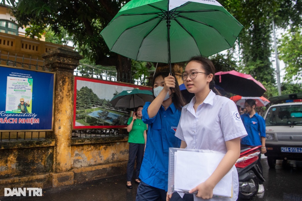 Học sinh Hà Nội làm bài thi cuối cùng vào lớp 10 không chuyên - 4