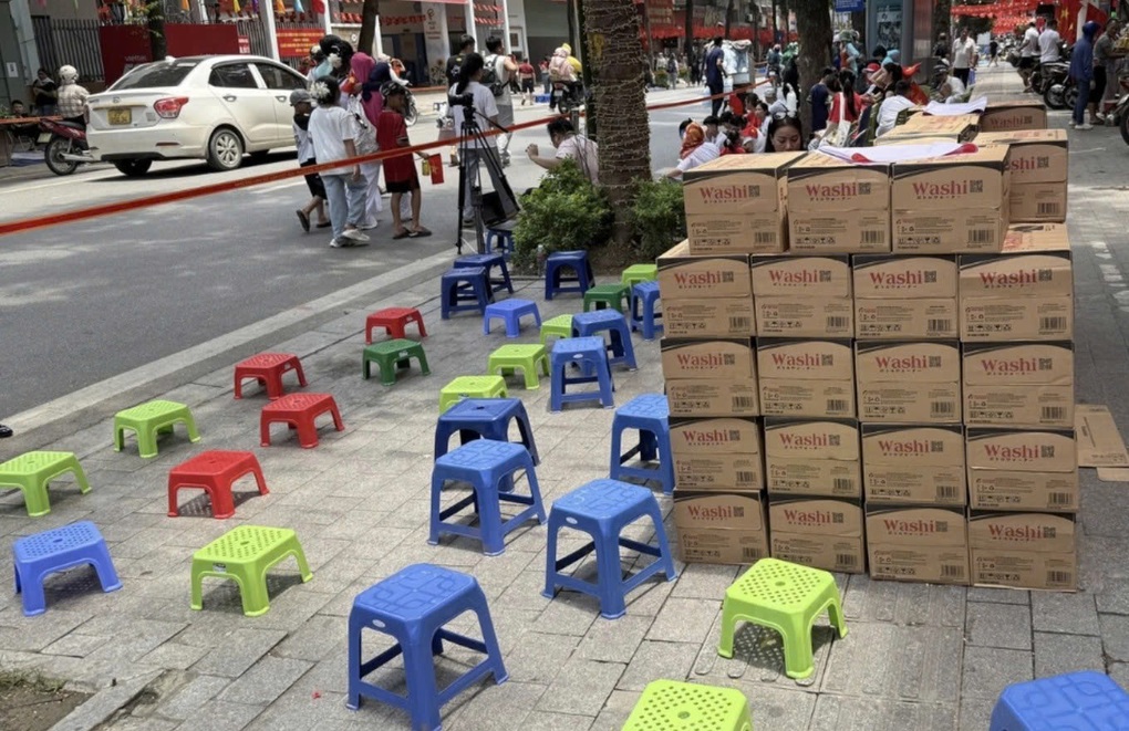 Mua chỗ ngồi xem diễu binh, cô gái bỏ 100.000 đồng rồi hối hận - 3 Mua chỗ ngồi xem diễu binh, cô gái bỏ 100.000 đồng rồi hối hận - 3