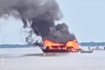 Tàu du lịch cháy lớn, 2 người nhảy xuống sông thoát thân