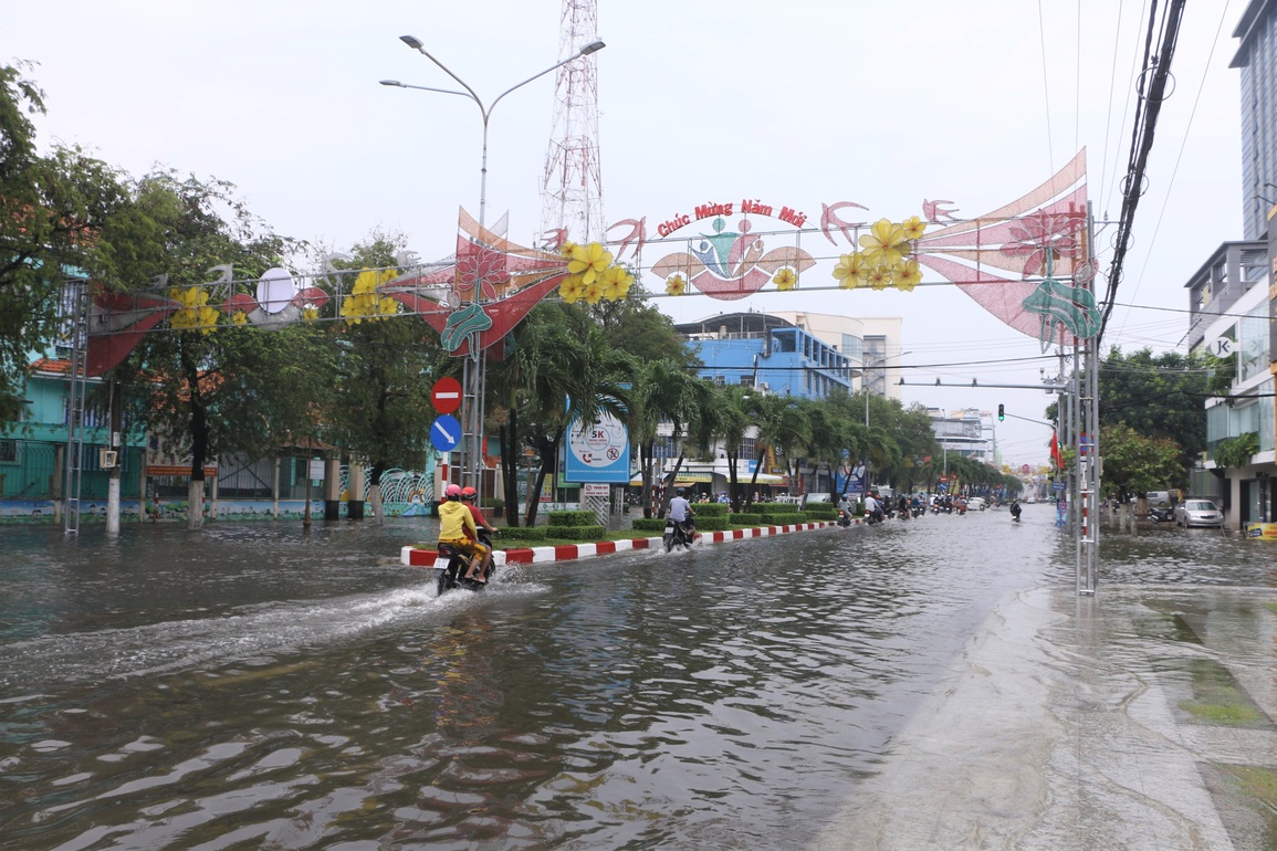 Mưa trái mùa hơn 3 giờ, đường phố xứ công tử Bạc Liêu biến thành sông - 1 Mưa trái mùa hơn 3 giờ, đường phố xứ công tử Bạc Liêu biến thành sông - 1