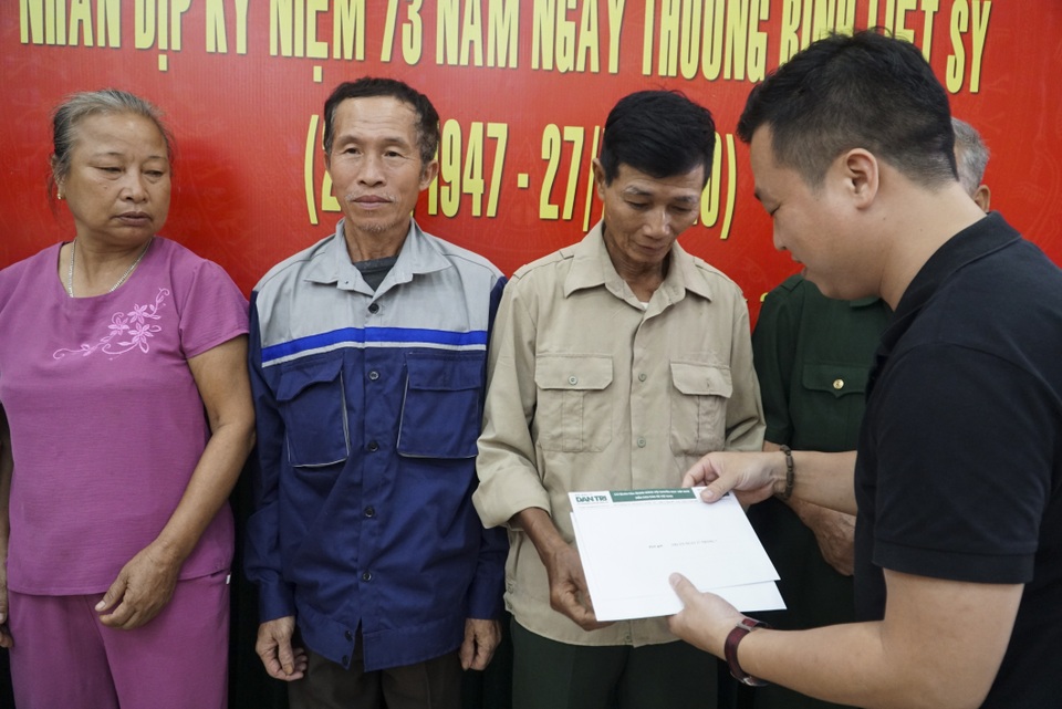 Bạn đọc Dân trí trao tặng 50 triệu đồng đến gia đình có công, nhân dịp 27/7 - 6 Bạn đọc Dân trí trao tặng 50 triệu đồng đến gia đình có công, nhân dịp 27/7 - 6