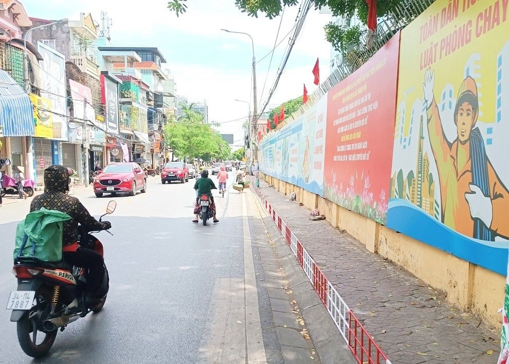 Hải Phòng thí điểm lắp dải phân cách vỉa hè để ngăn ô tô đỗ - 2 Hải Phòng thí điểm lắp dải phân cách vỉa hè để ngăn ô tô đỗ - 2
