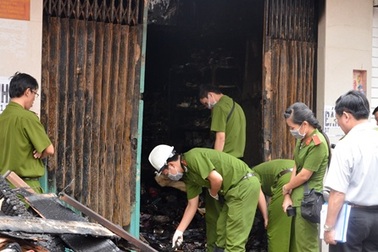 Bắt 2 nghi can dùng xăng đốt nhà do mâu thuẫn