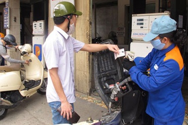 Đang cân nhắc tăng giá xăng dầu 