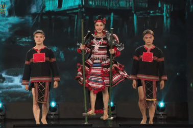 Diễn trang phục dân tộc: Ngọc Hằng đi cà kheo, Minh Kiên khóc nức nở