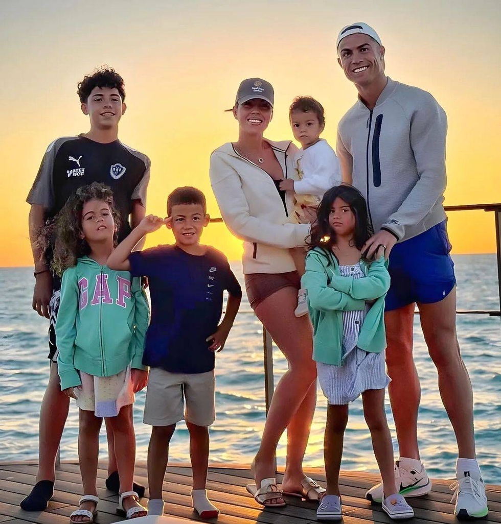 Cách Ronaldo nuôi dạy con cái khi gia đình không có gì ngoài điều kiện - 3 Cách Ronaldo nuôi dạy con cái khi gia đình không có gì ngoài điều kiện - 3