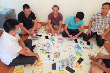 Bất chấp dịch Covid-19, sáu "con bạc" sát phạt nhau trong nhà nghỉ