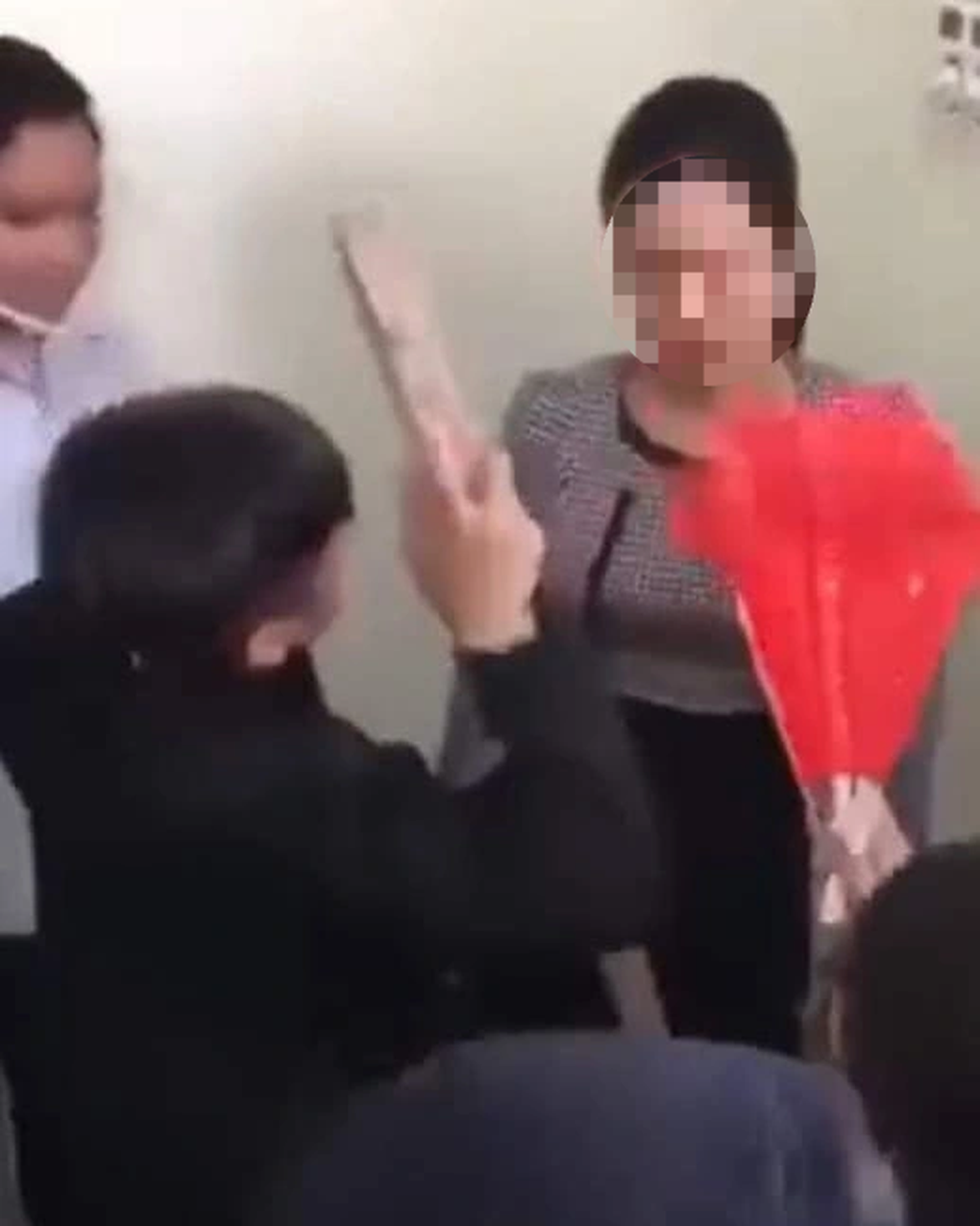 Vụ giáo viên bị học trò ném dép: Sự cô đơn đến cùng cực của cô giáo - 1
