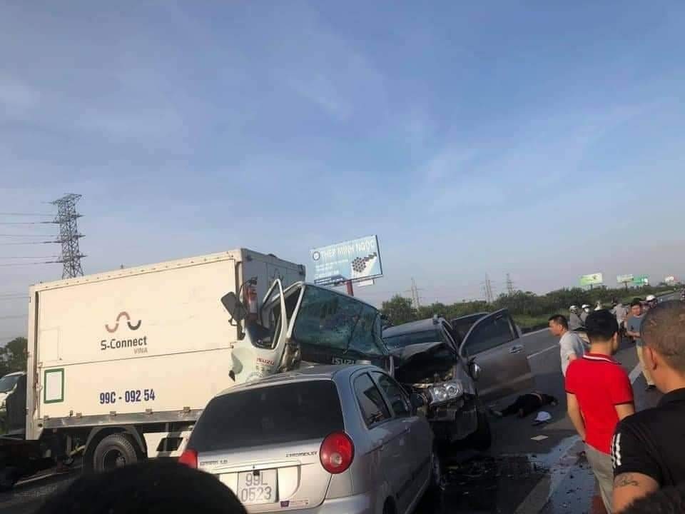 3 ô tô va chạm trên cao tốc, 3 người thương vong - 2 3 ô tô va chạm trên cao tốc, 3 người thương vong - 2