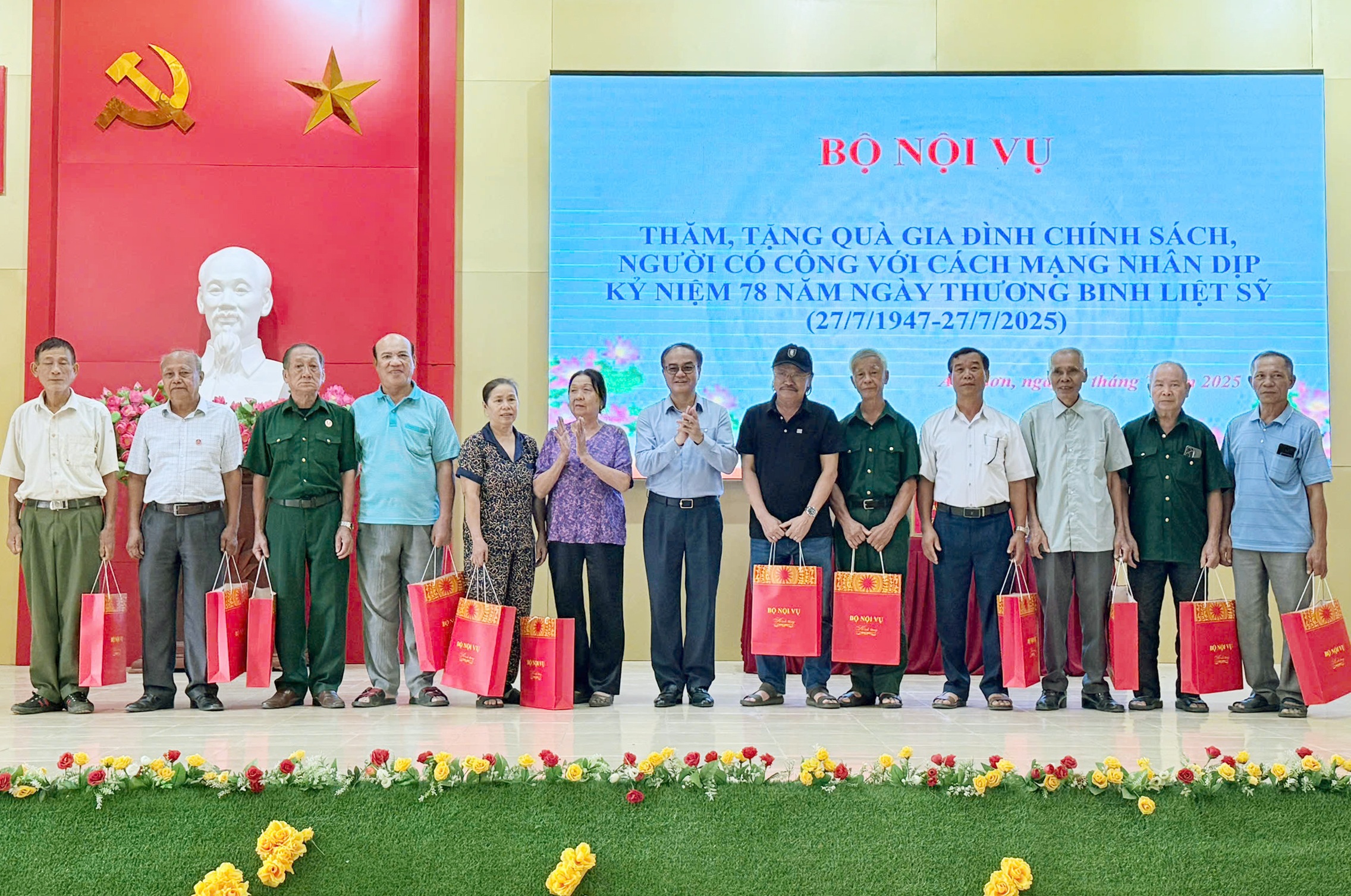 Thứ trưởng Vũ Chiến Thắng thắp hương tri ân liệt sỹ, tặng quà người có công - 2