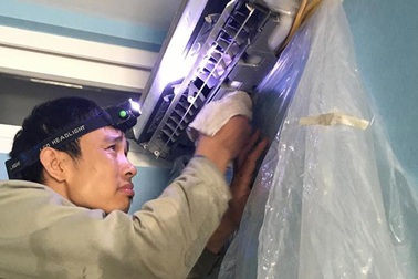 Tập tiền dưới điều hòa cũ ở nhà đại gia khiến người thợ ngỡ ngàng