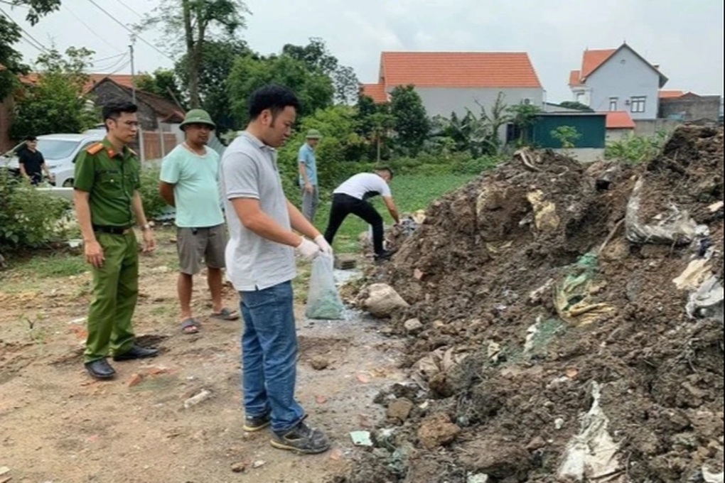 Khởi tố 3 đối tượng chôn hơn 400 tấn chất thải trái quy định - 1 Khởi tố 3 đối tượng chôn hơn 400 tấn chất thải trái quy định - 1