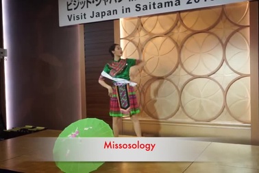 Tường San mặc đồ dân tộc, nhảy “Để Mị nói cho mà nghe” tại Nhật Bản.