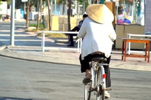 Cán bộ "đội nắng", đạp xe cả chục cây số để tìm lao động nhận hỗ trợ