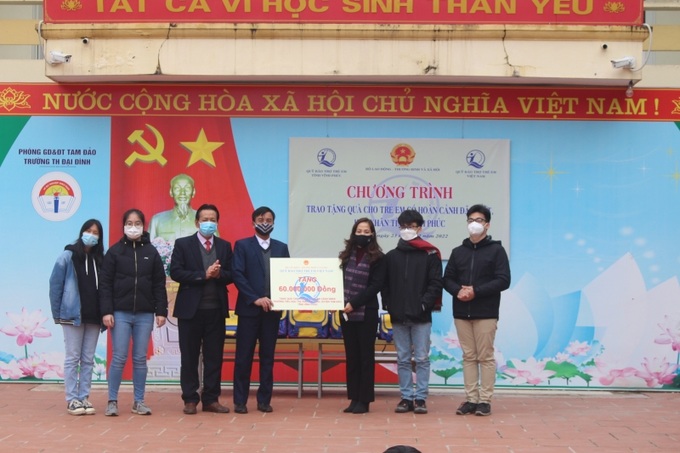 Nhóm học sinh, sinh viên cùng lãnh đạo Quỹ Bảo trợ trẻ em Việt Nam trao hỗ trợ cho Trường Tiểu học thị trấn Đại Đình.